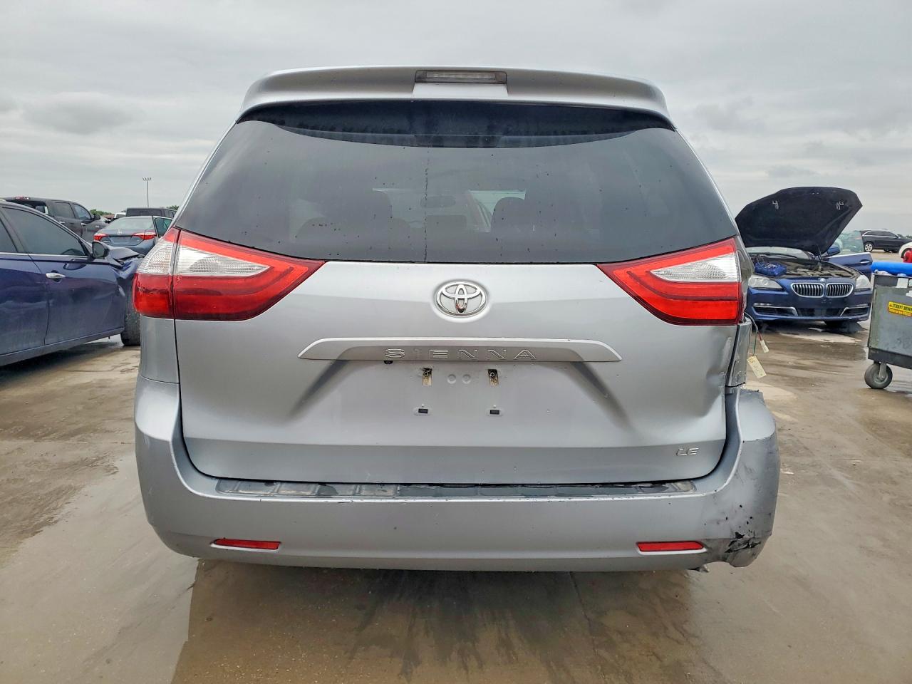 2016 TOYOTA SIENNA LE photo 6