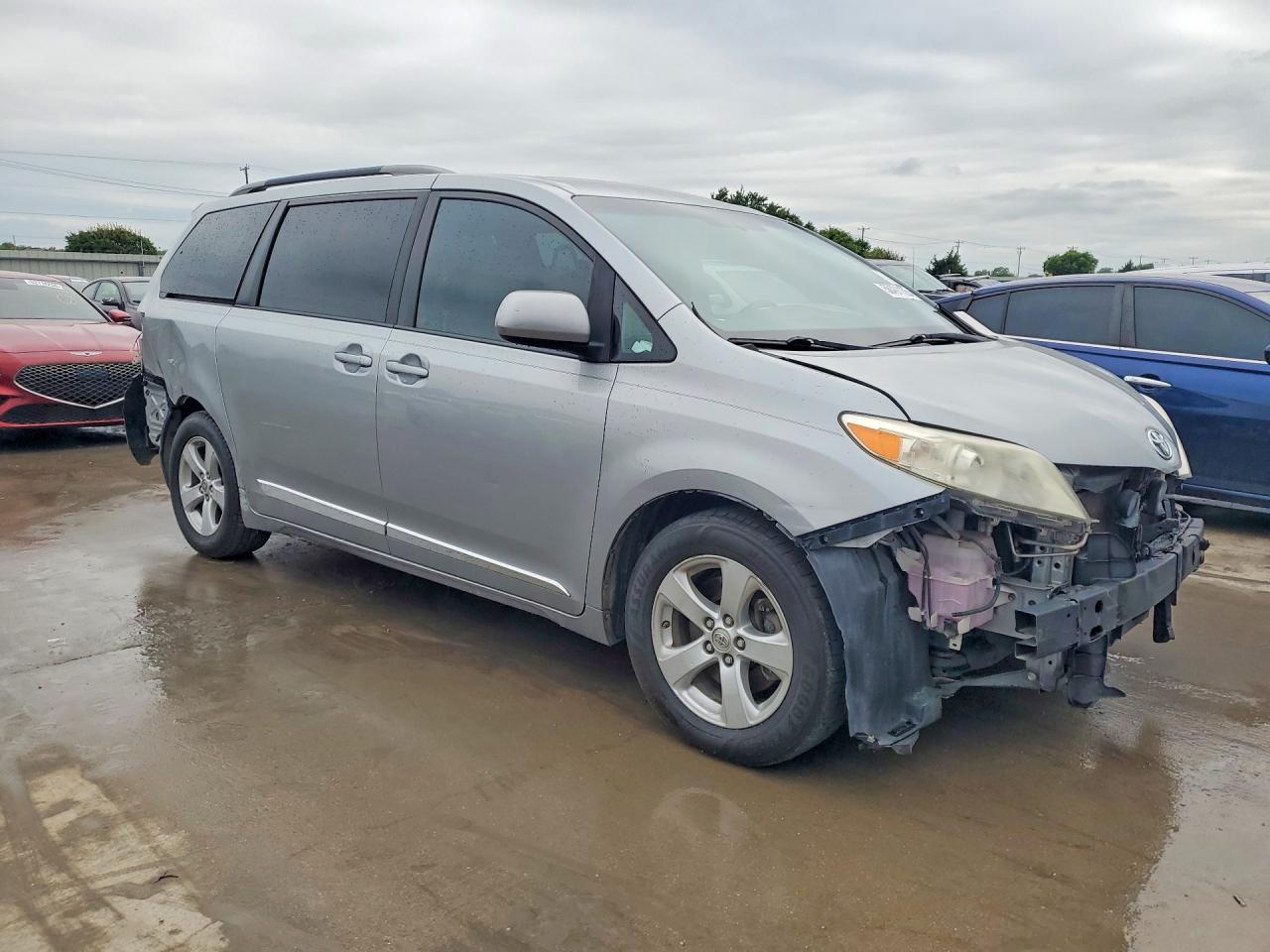 2016 TOYOTA SIENNA LE photo 4