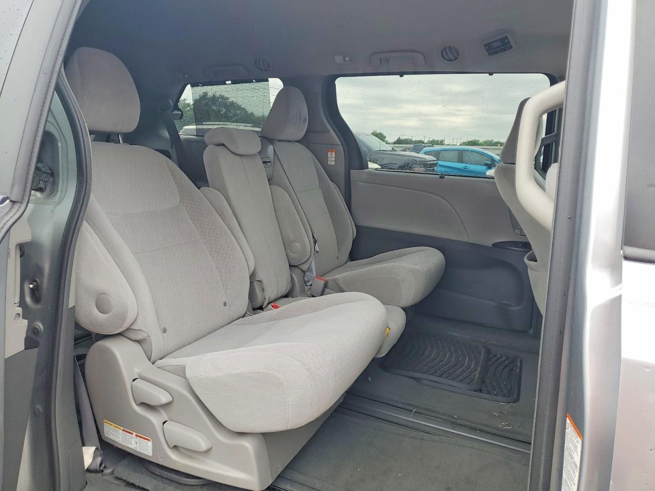 2016 TOYOTA SIENNA LE photo 11