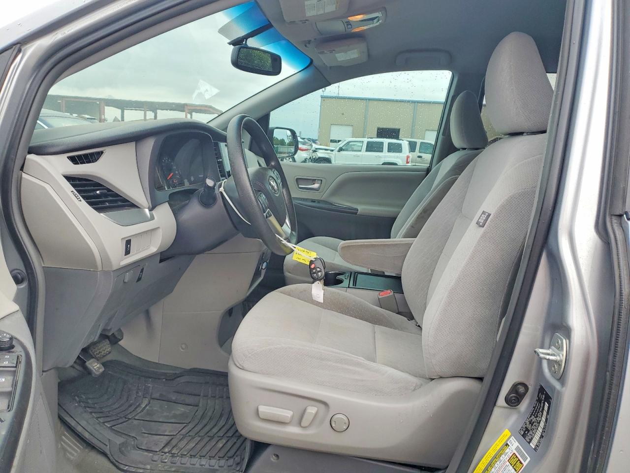 2016 TOYOTA SIENNA LE photo 7