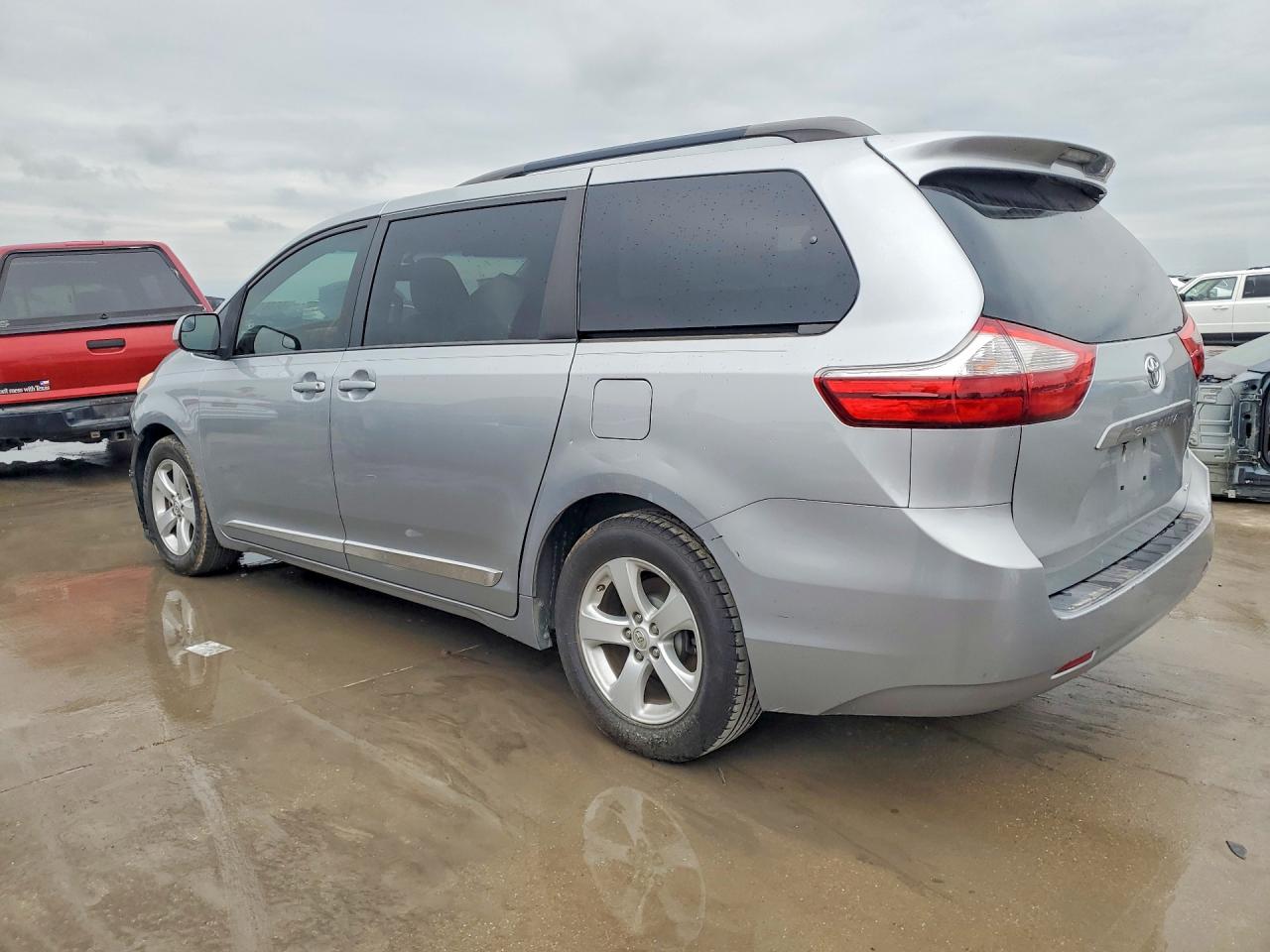 2016 TOYOTA SIENNA LE photo 2