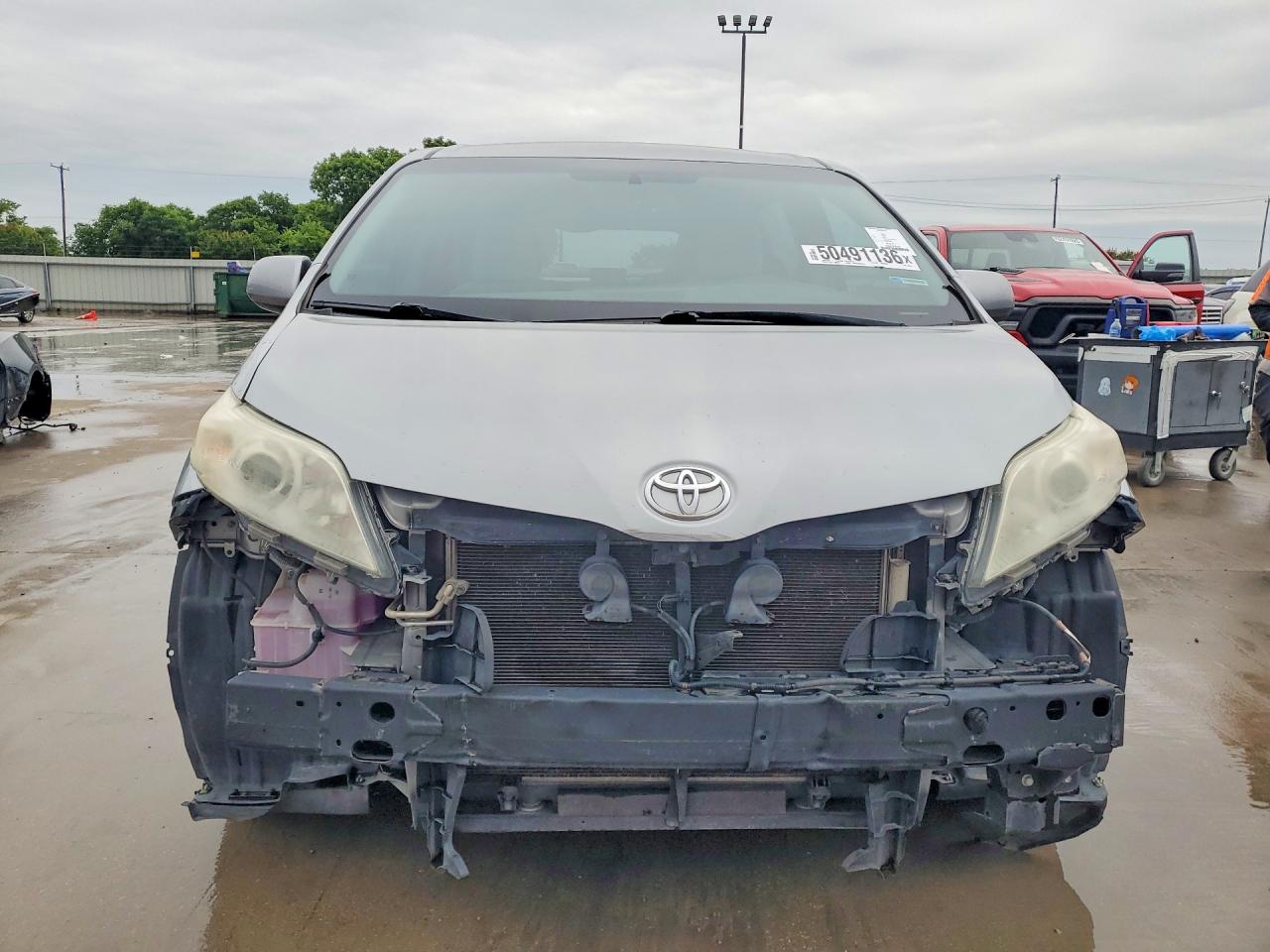 2016 TOYOTA SIENNA LE photo 5