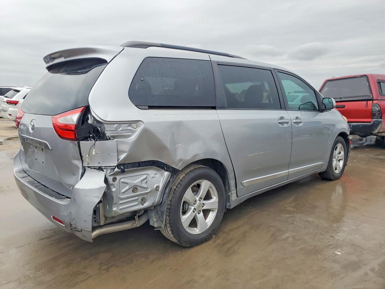 2016 TOYOTA SIENNA LE photo 3