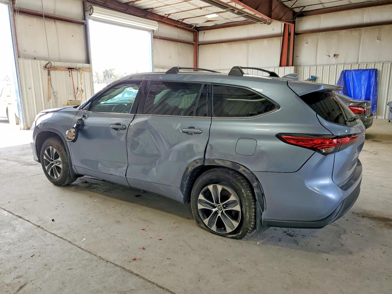 2021 TOYOTA HIGHLANDER XLE photo 3