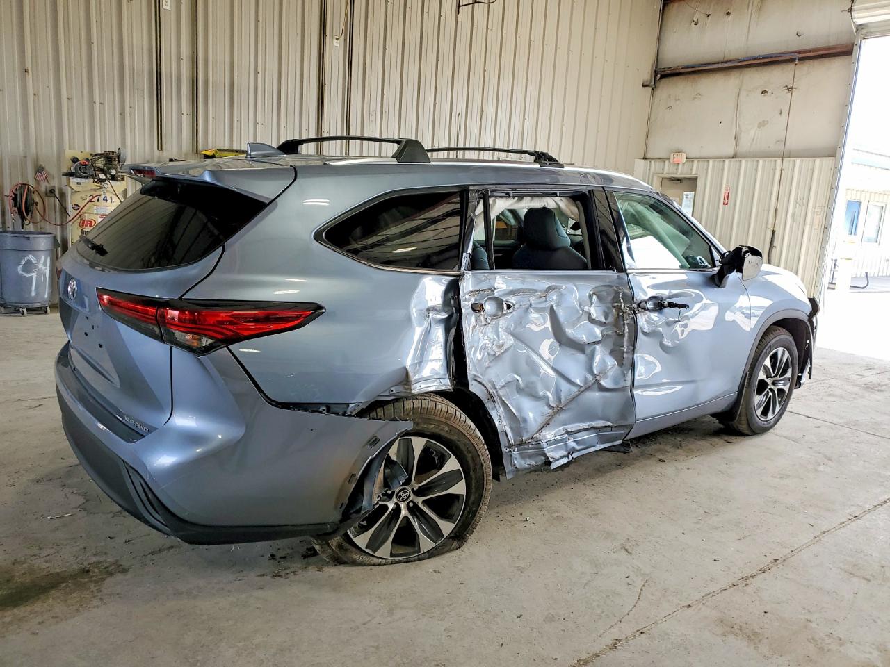 2021 TOYOTA HIGHLANDER XLE photo 5