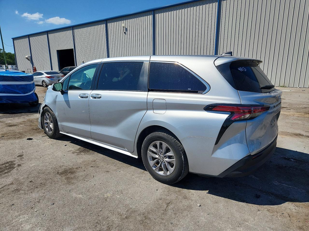 2022 TOYOTA SIENNA XLE photo 3