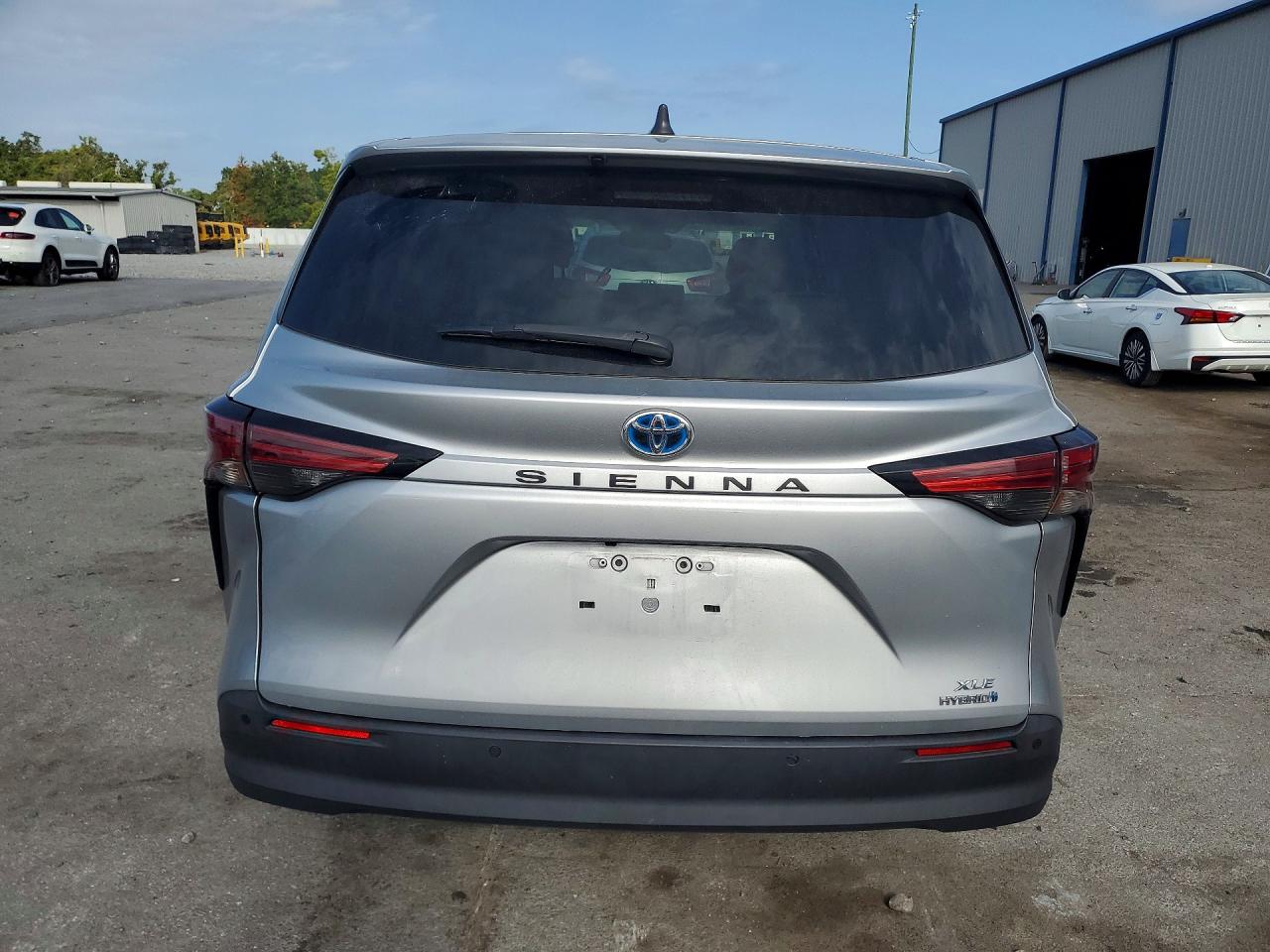 2022 TOYOTA SIENNA XLE photo 11