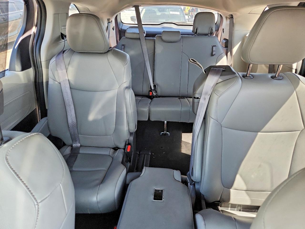 2022 TOYOTA SIENNA XLE photo 19