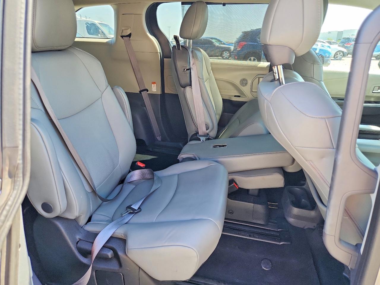 2022 TOYOTA SIENNA XLE photo 21