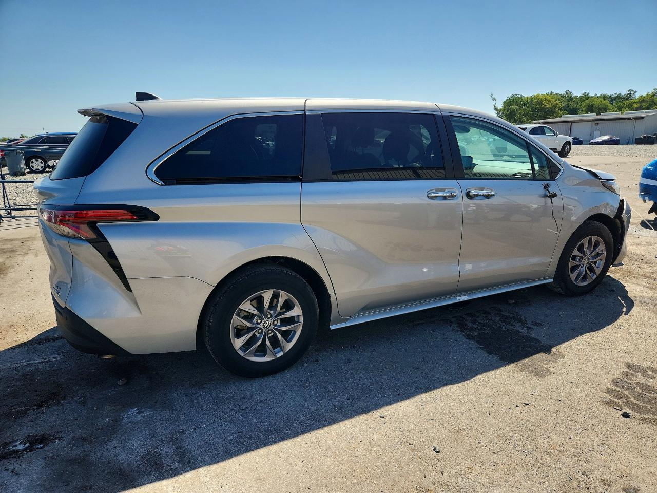 2022 TOYOTA SIENNA XLE photo 5