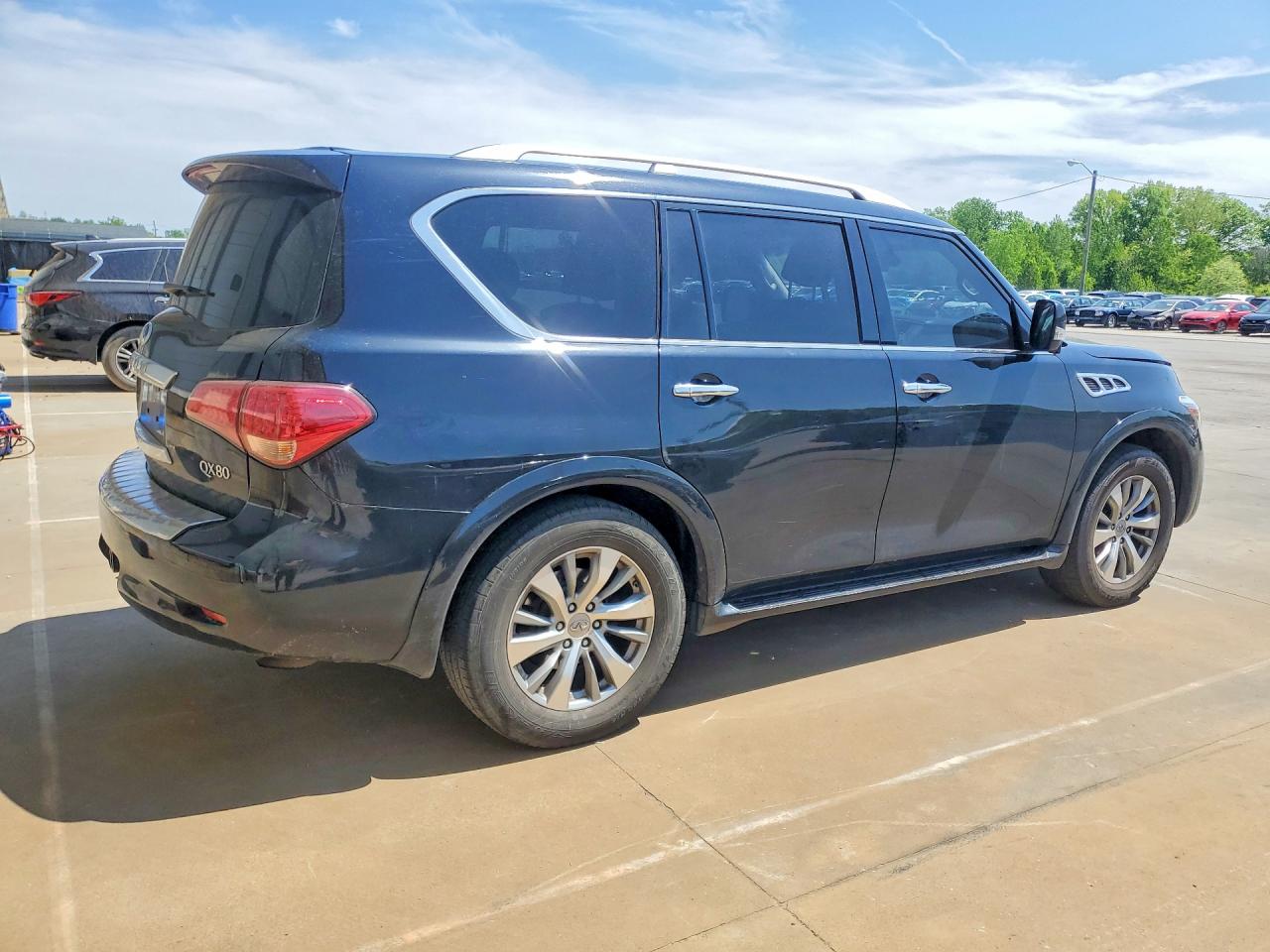 2017 INFINITI QX80 BASE photo 7