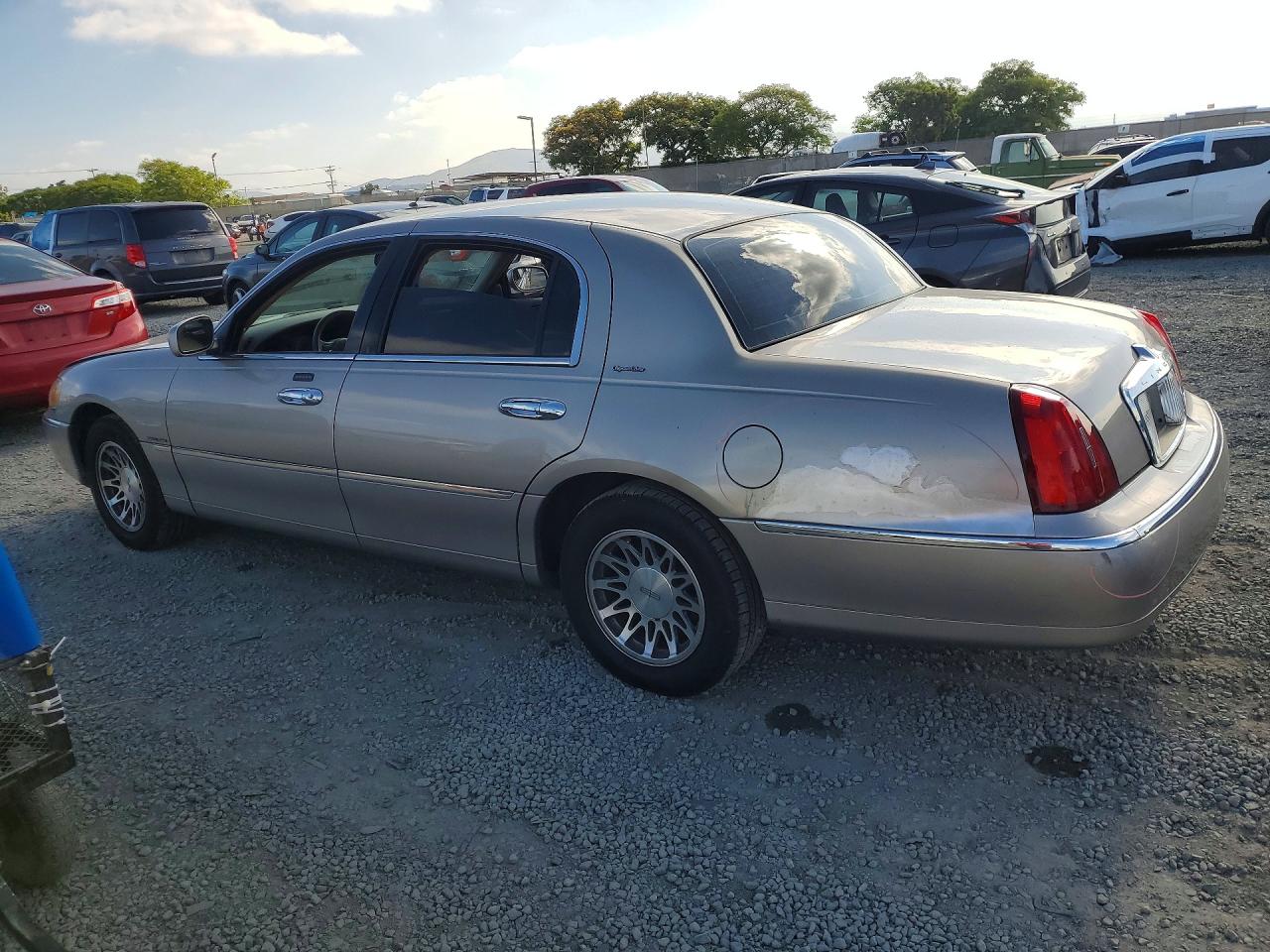 2000 LINCOLN TOWN CAR SIGNATURE photo 3