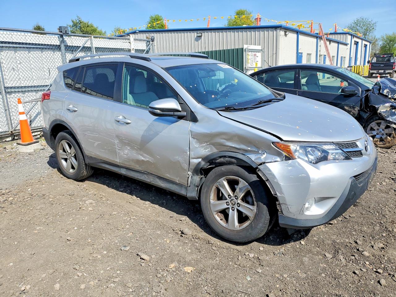 2015 TOYOTA RAV4 XLE photo 4