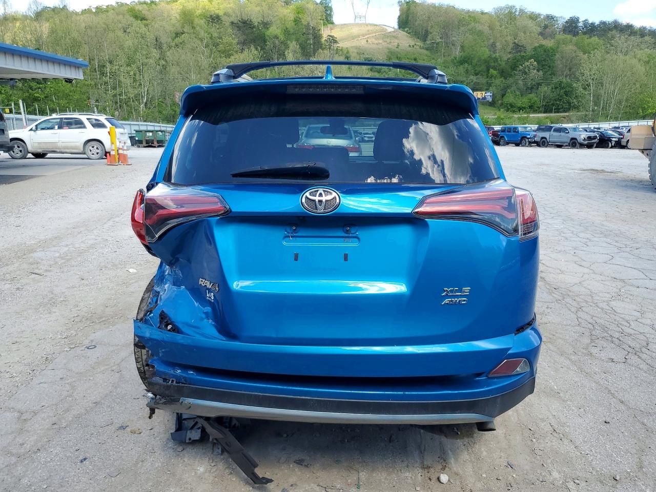 2018 TOYOTA RAV4 XLE photo 11