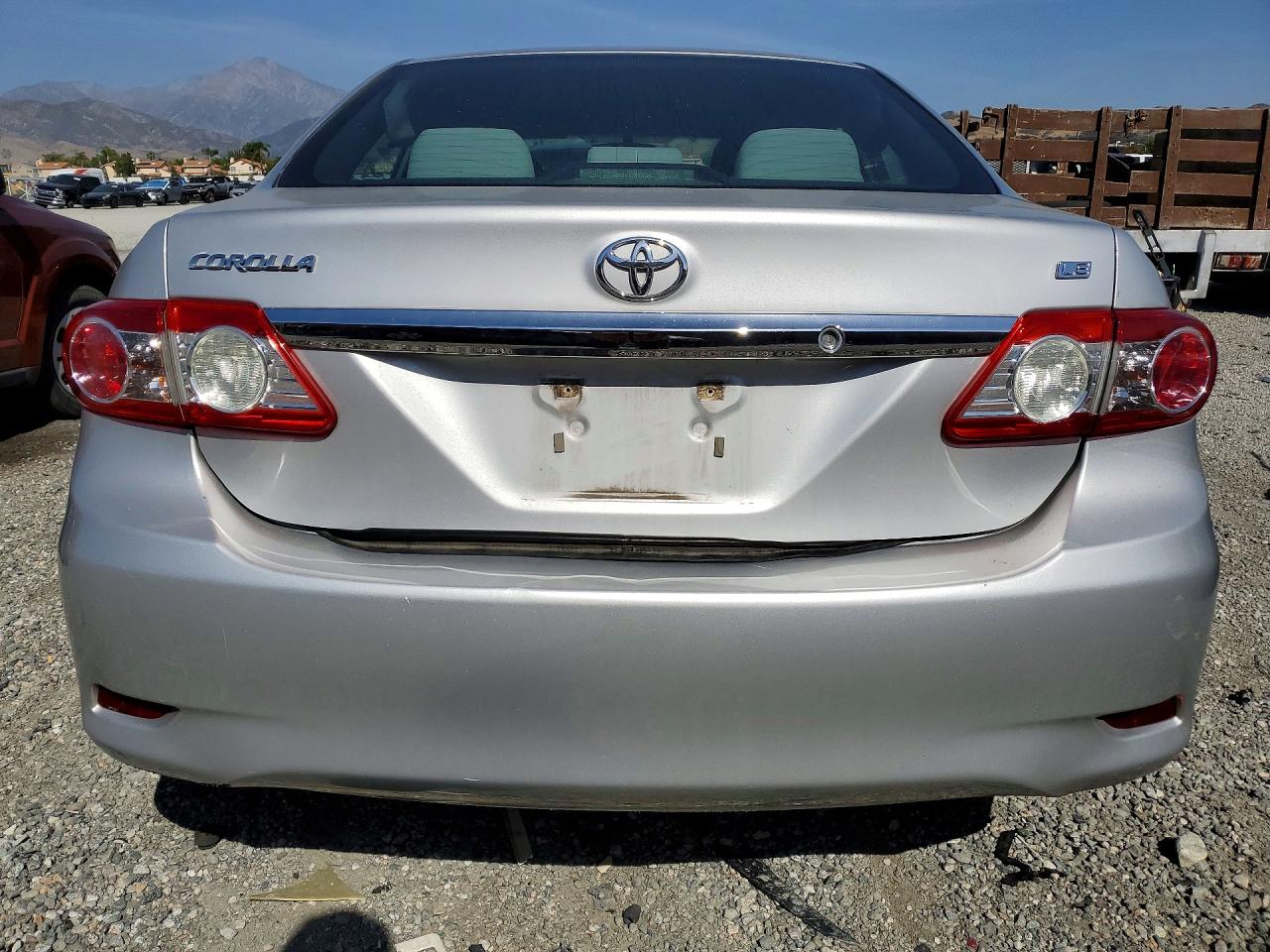 2013 TOYOTA COROLLA LE photo 11