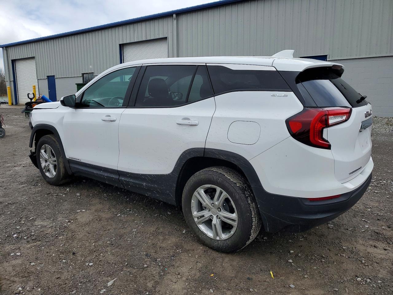 2024 GMC TERRAIN SLE photo 3