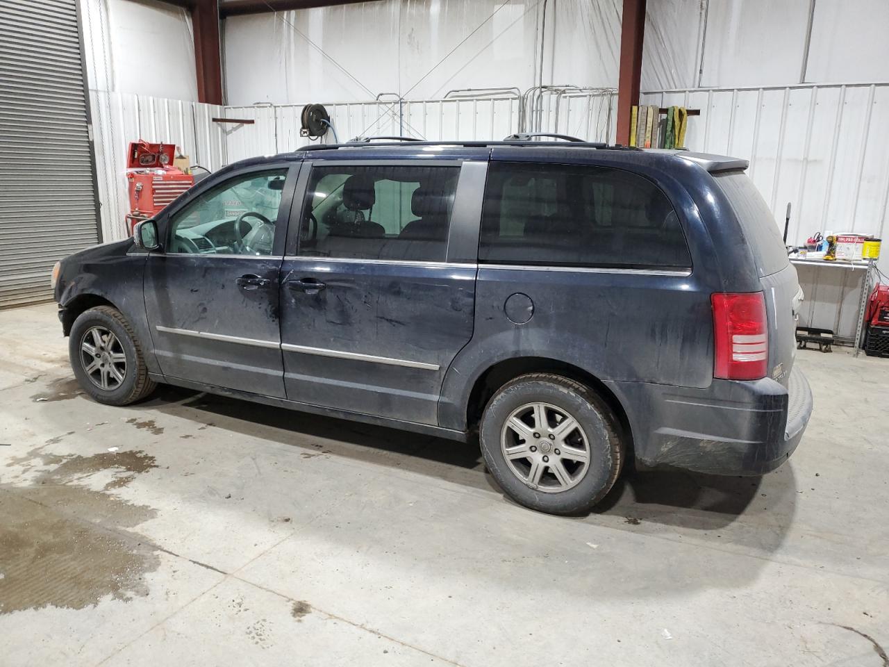 2010 CHRYSLER TOWN & COUNTRY TOURING photo 4
