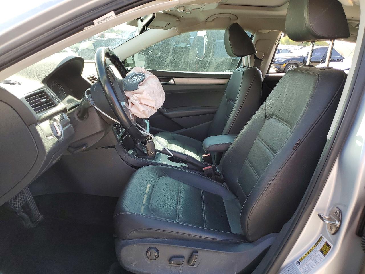 2015 VOLKSWAGEN PASSAT SE photo 13