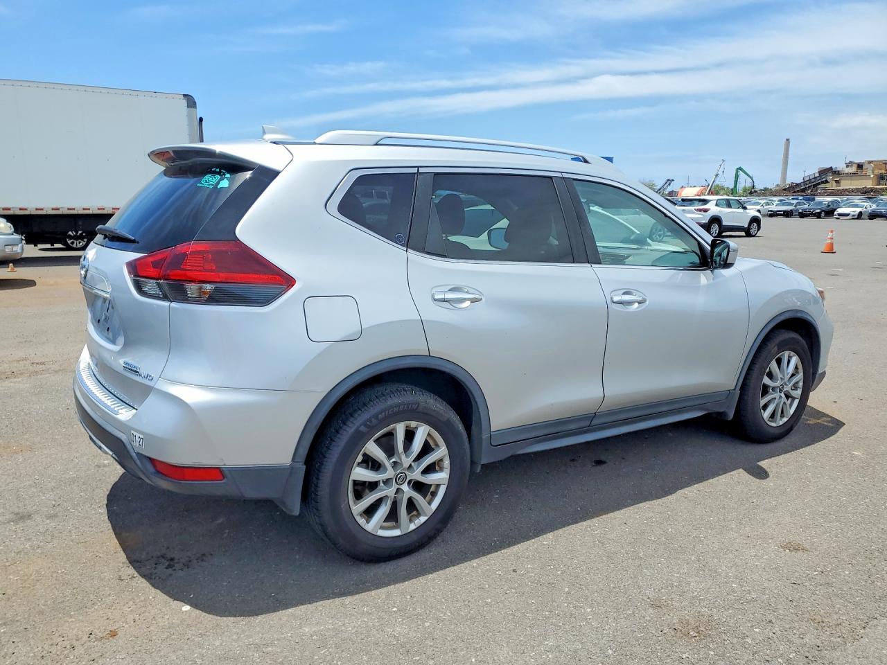 2019 NISSAN ROGUE S photo 5