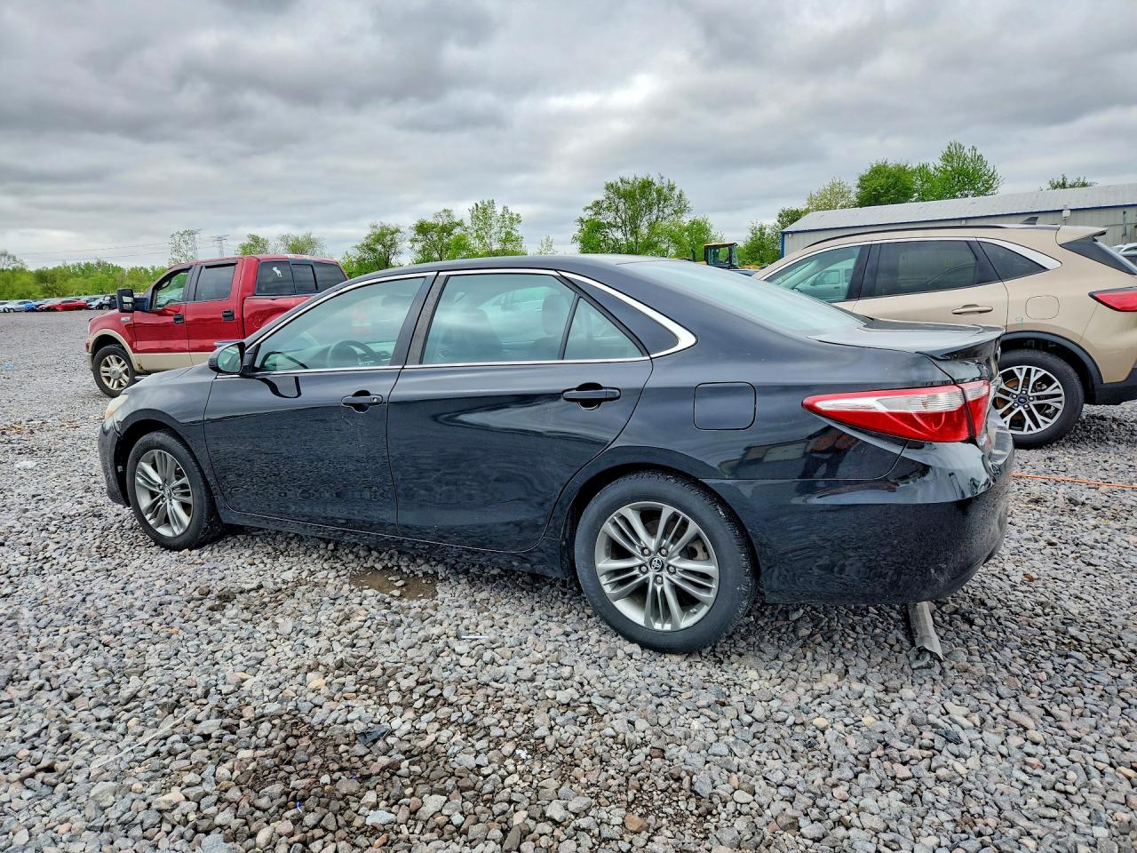 2017 TOYOTA CAMRY SE photo 3