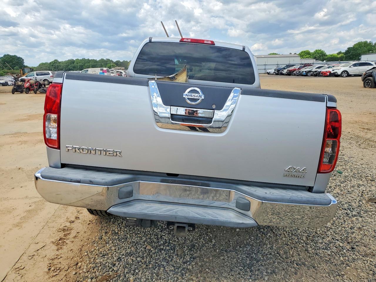2005 NISSAN FRONTIER SE photo 11
