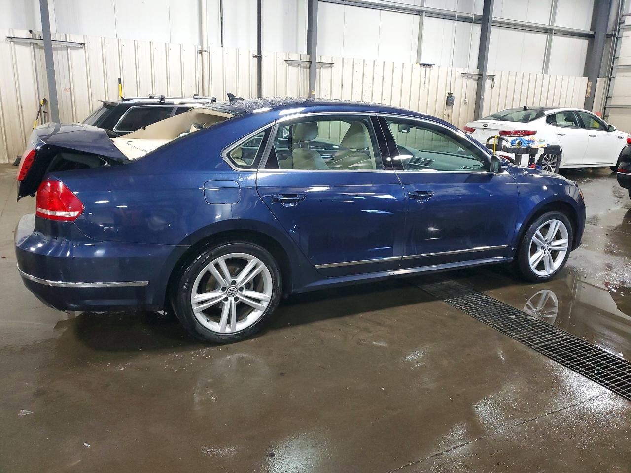 2015 VOLKSWAGEN PASSAT SEL photo 3