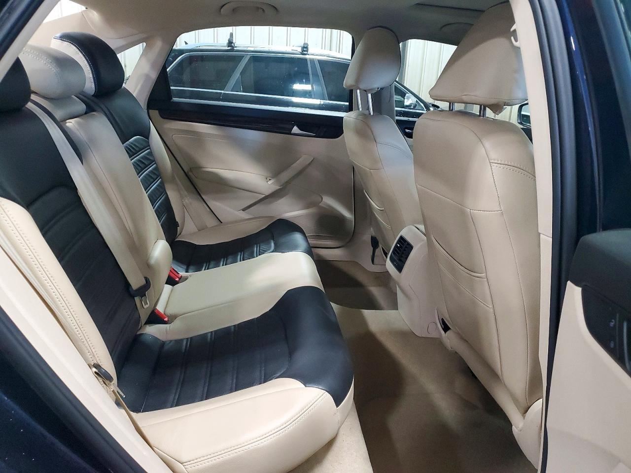 2015 VOLKSWAGEN PASSAT SEL photo 10