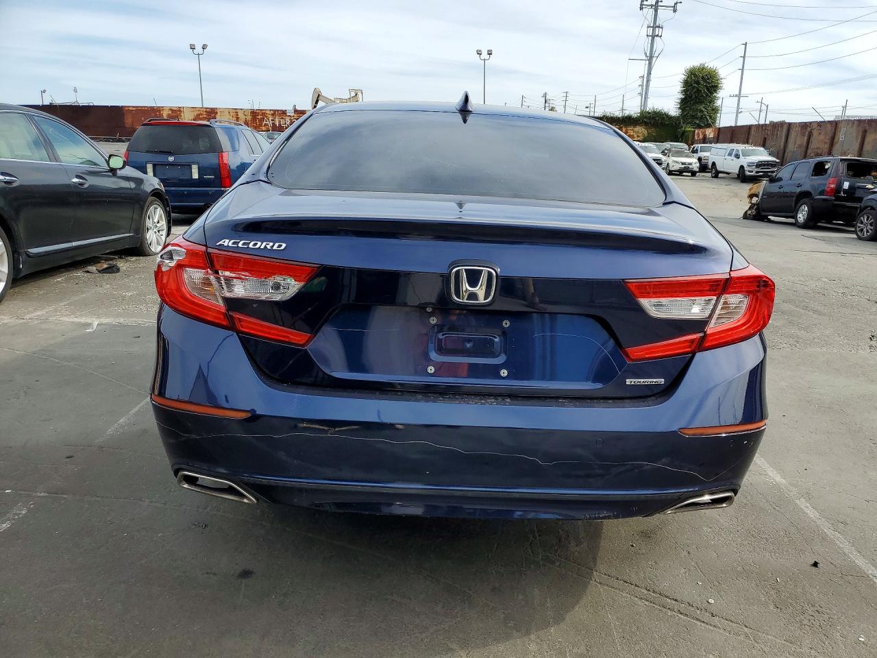 2018 HONDA ACCORD photo 11