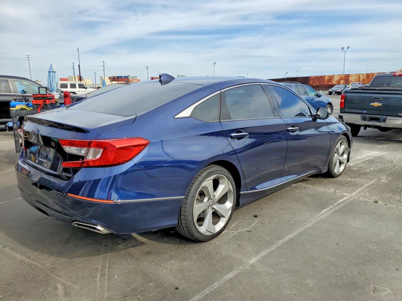 2018 HONDA ACCORD photo 5