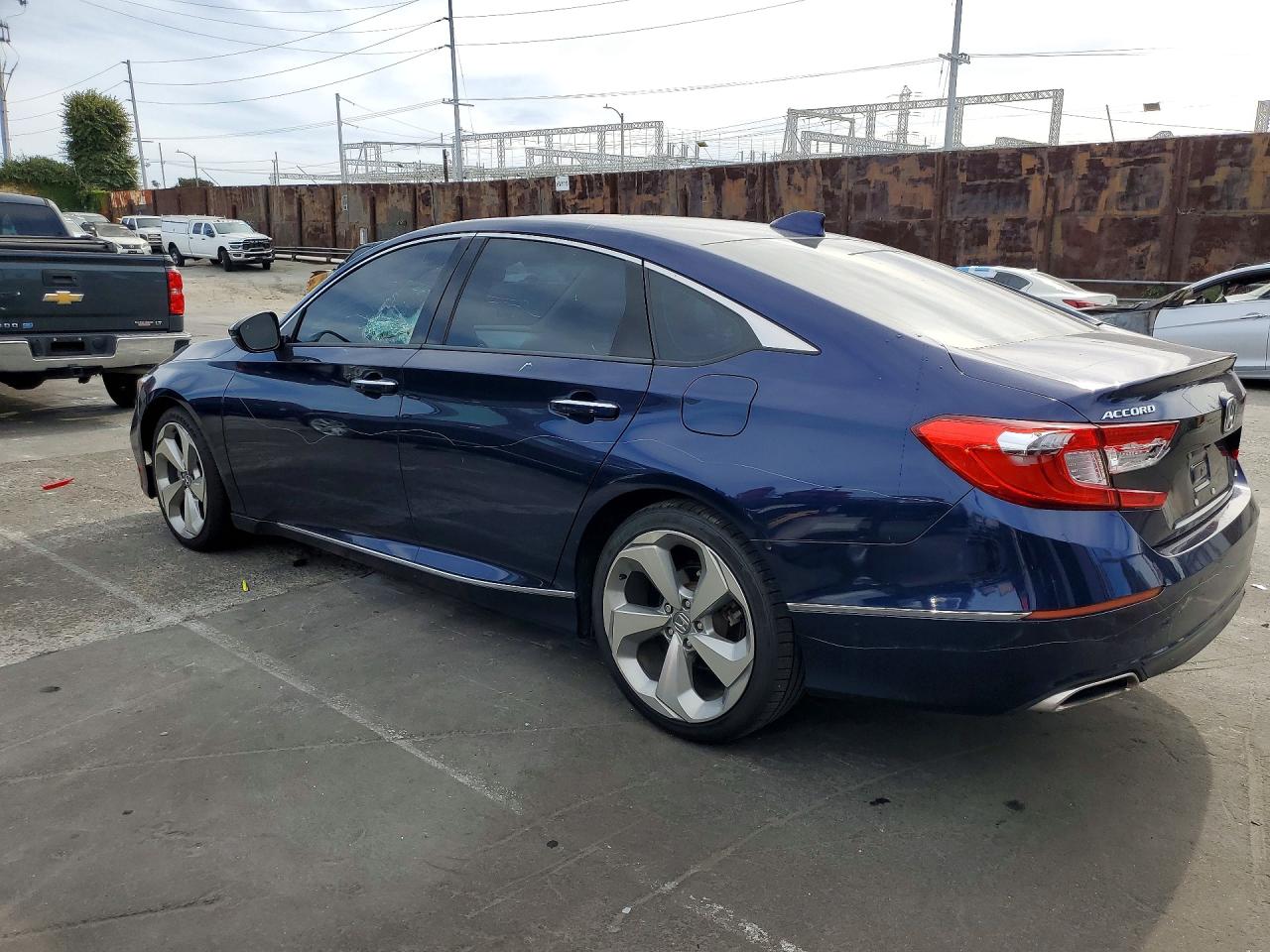 2018 HONDA ACCORD photo 3