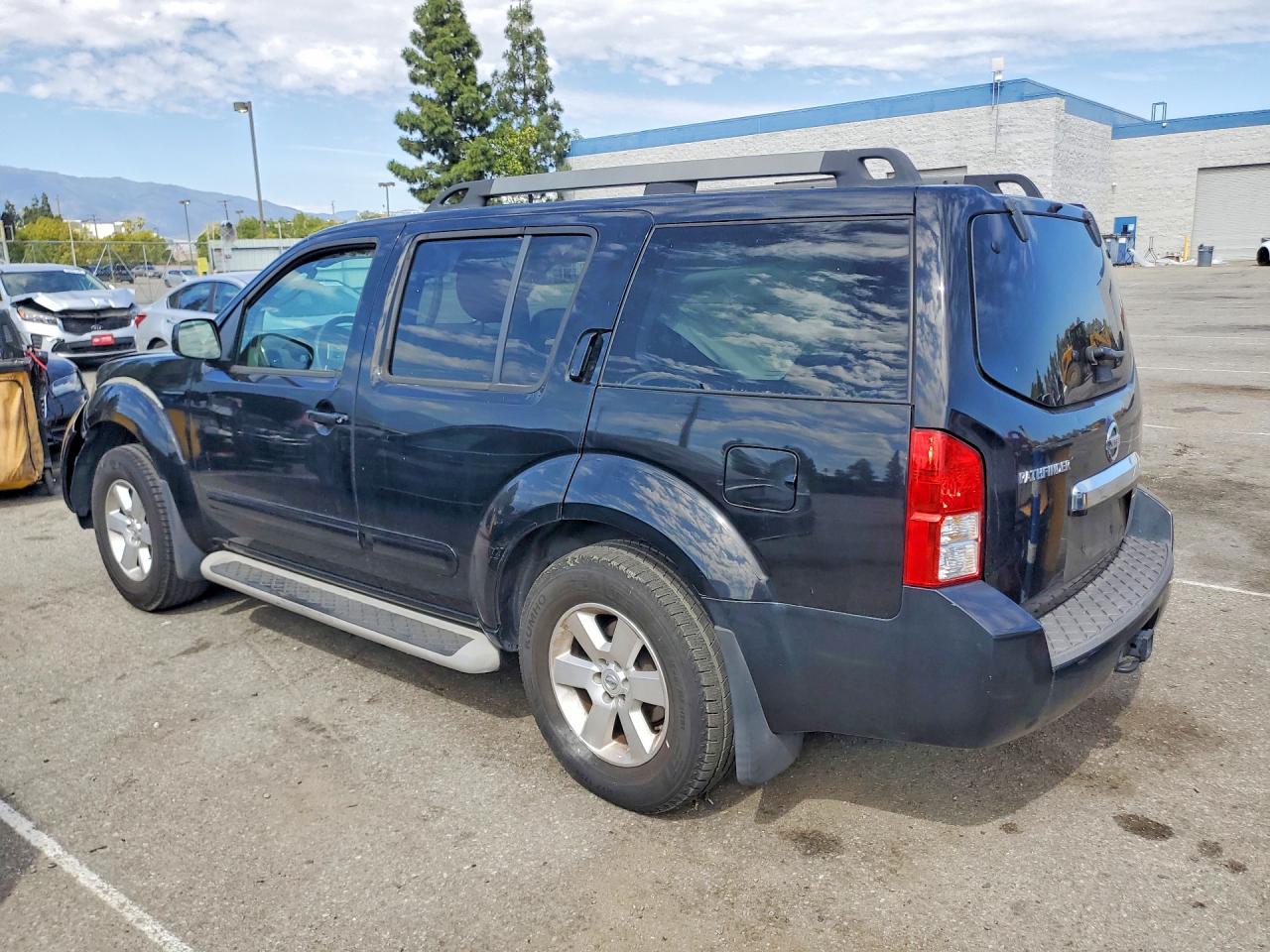 2011 NISSAN PATHFINDER S photo 3