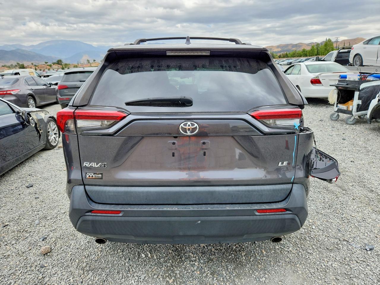 2021 TOYOTA RAV4 LE photo 11