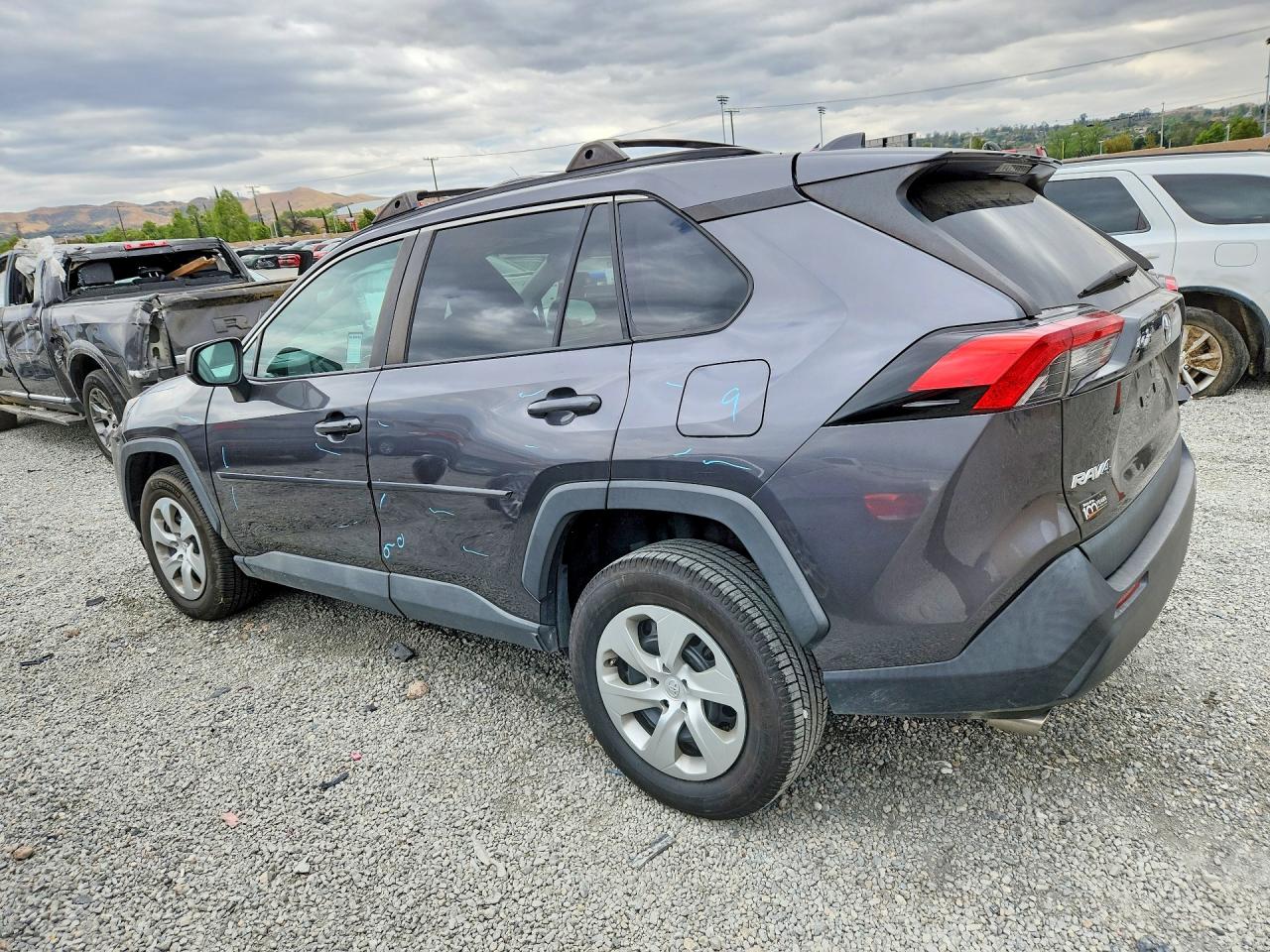 2021 TOYOTA RAV4 LE photo 3
