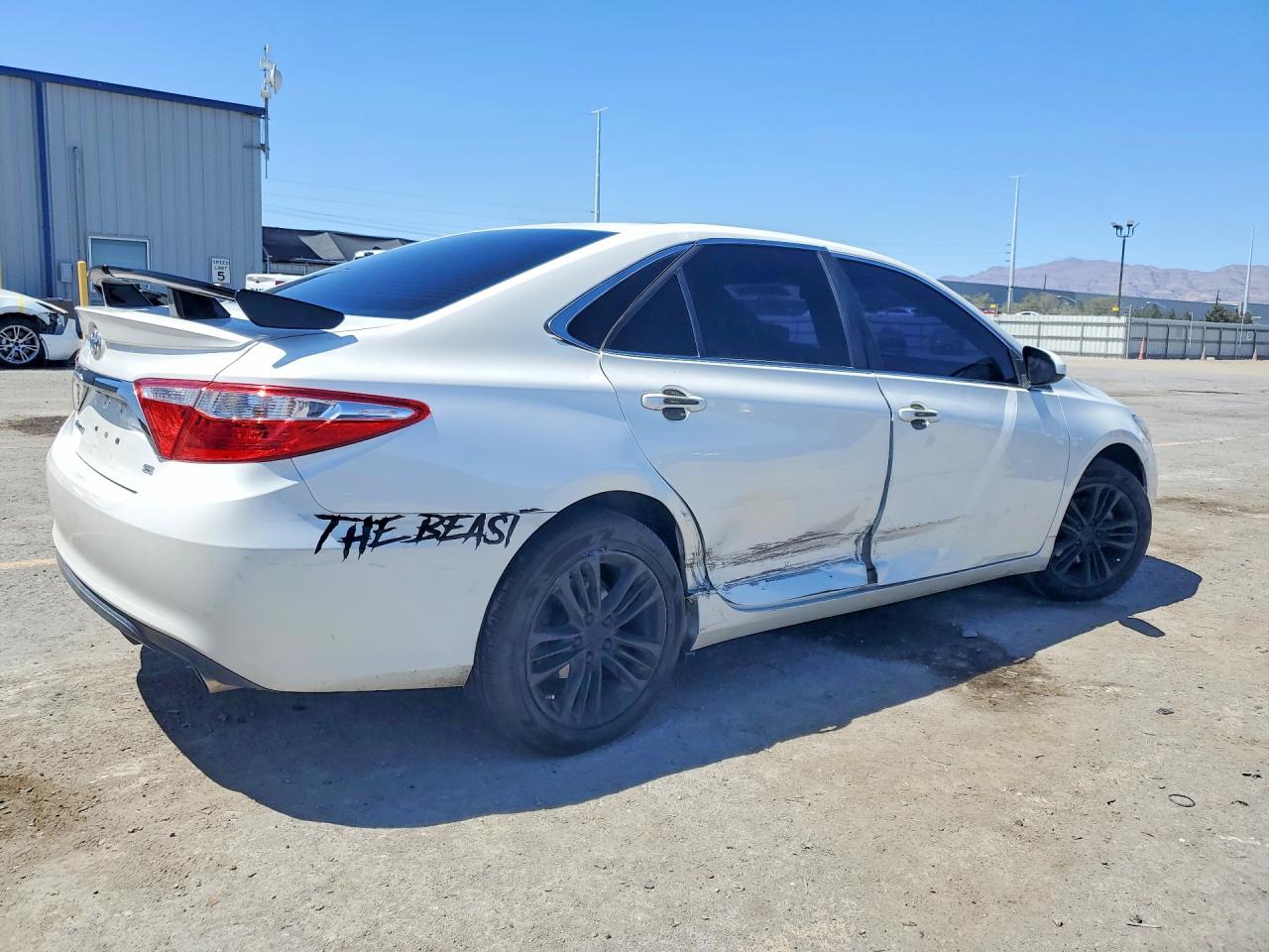 2017 TOYOTA CAMRY SE photo 3
