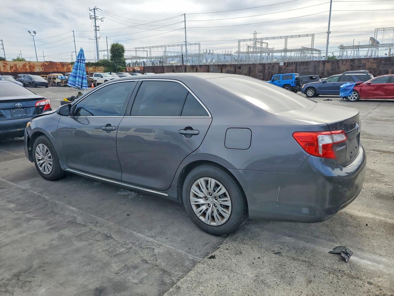 2013 TOYOTA CAMRY LE photo 4