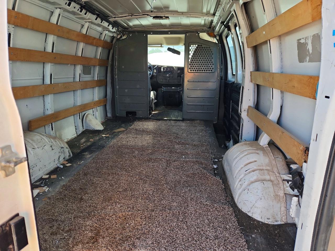2015 GMC SAVANA G2500 DELIVERY VAN photo 28