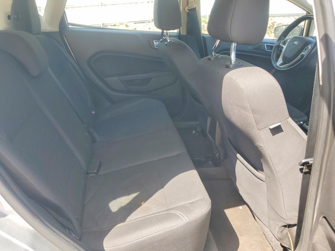 2016 FORD FIESTA SE photo 28