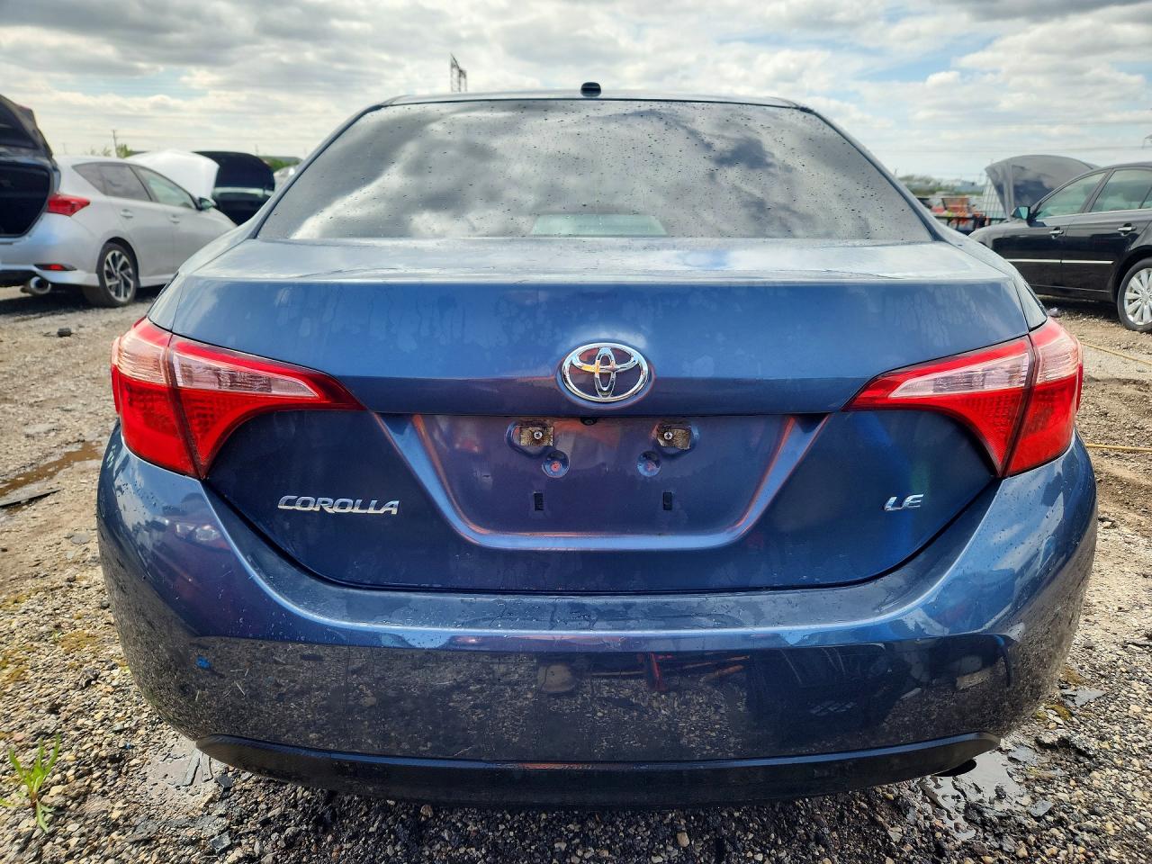 2018 TOYOTA COROLLA LE photo 11