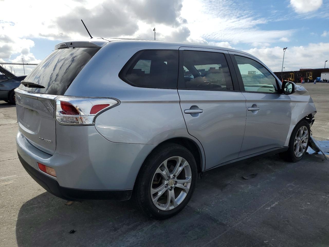 2014 MITSUBISHI OUTLANDER SE photo 5