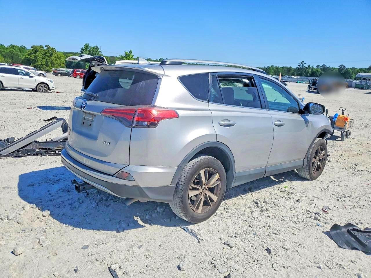 2017 TOYOTA RAV4 XLE photo 5