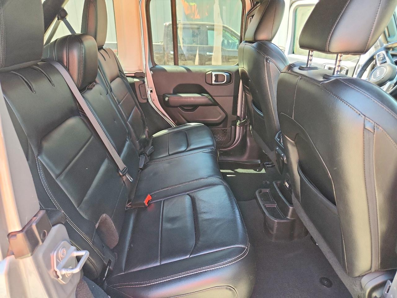 2018 JEEP WRANGLER UNLIMITED SAHARA photo 21