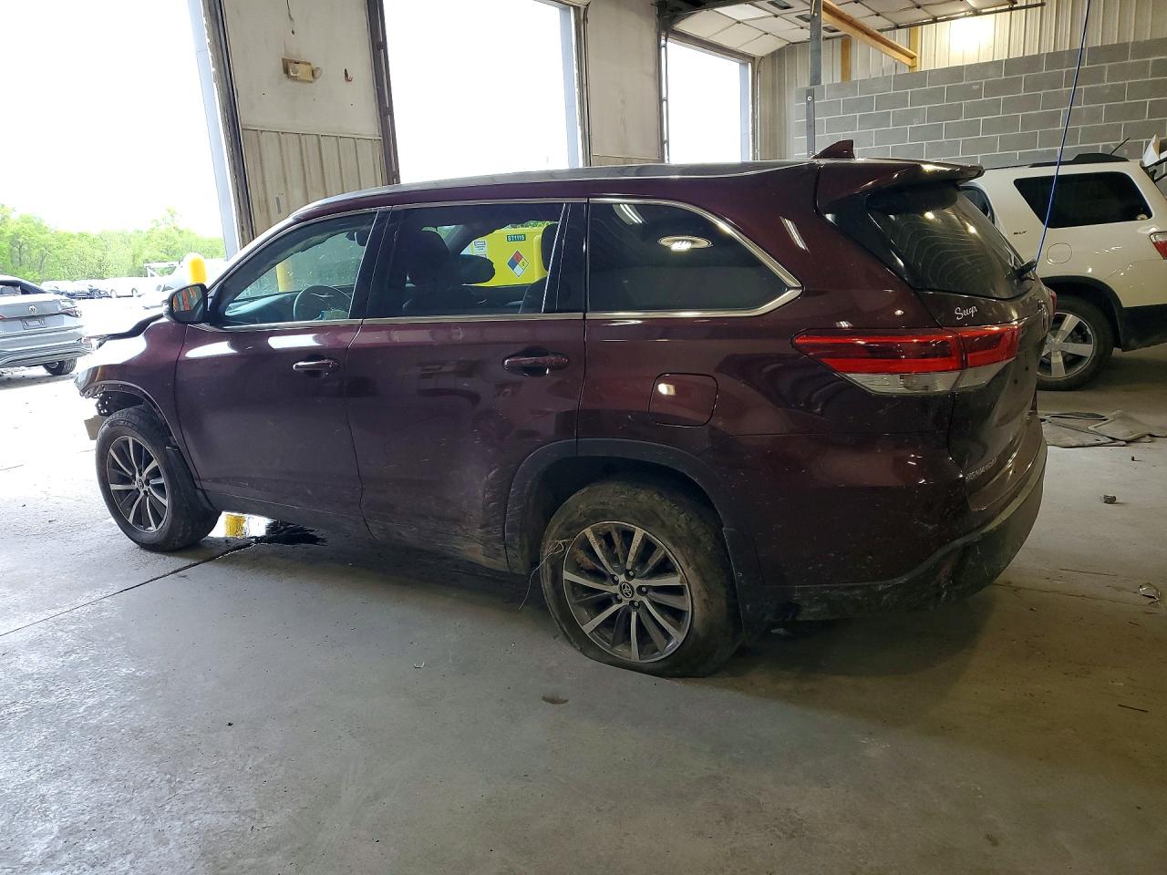 2019 TOYOTA HIGHLANDER XLE photo 3