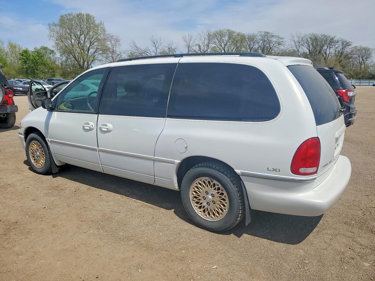 1997 CHRYSLER TOWN & COUNTRY LXI photo 2