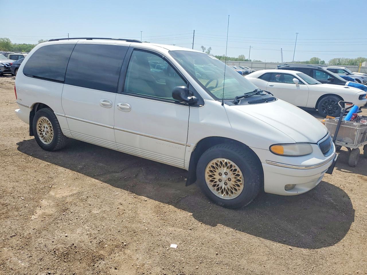 1997 CHRYSLER TOWN & COUNTRY LXI photo 4