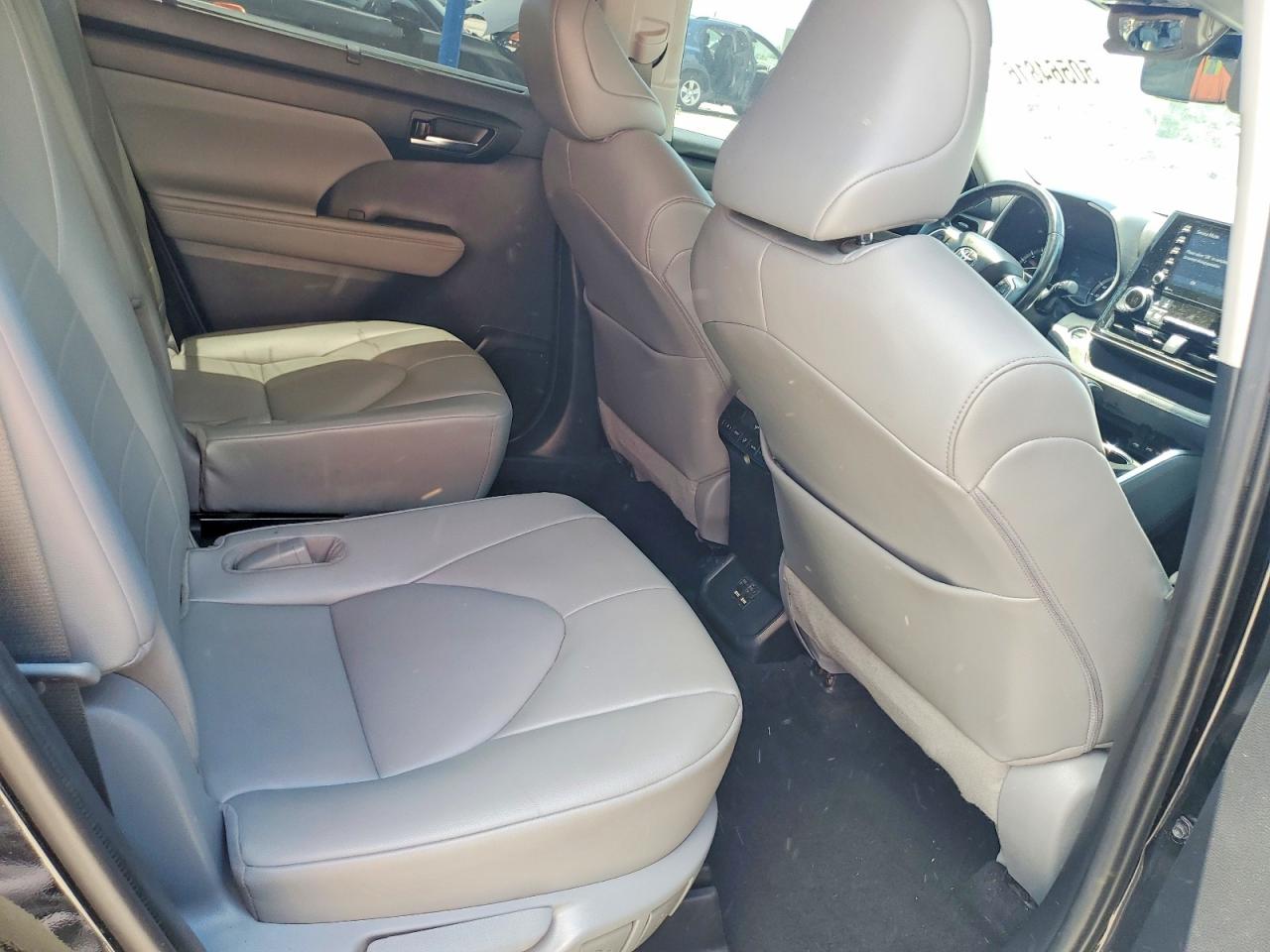 2021 TOYOTA HIGHLANDER XLE photo 21
