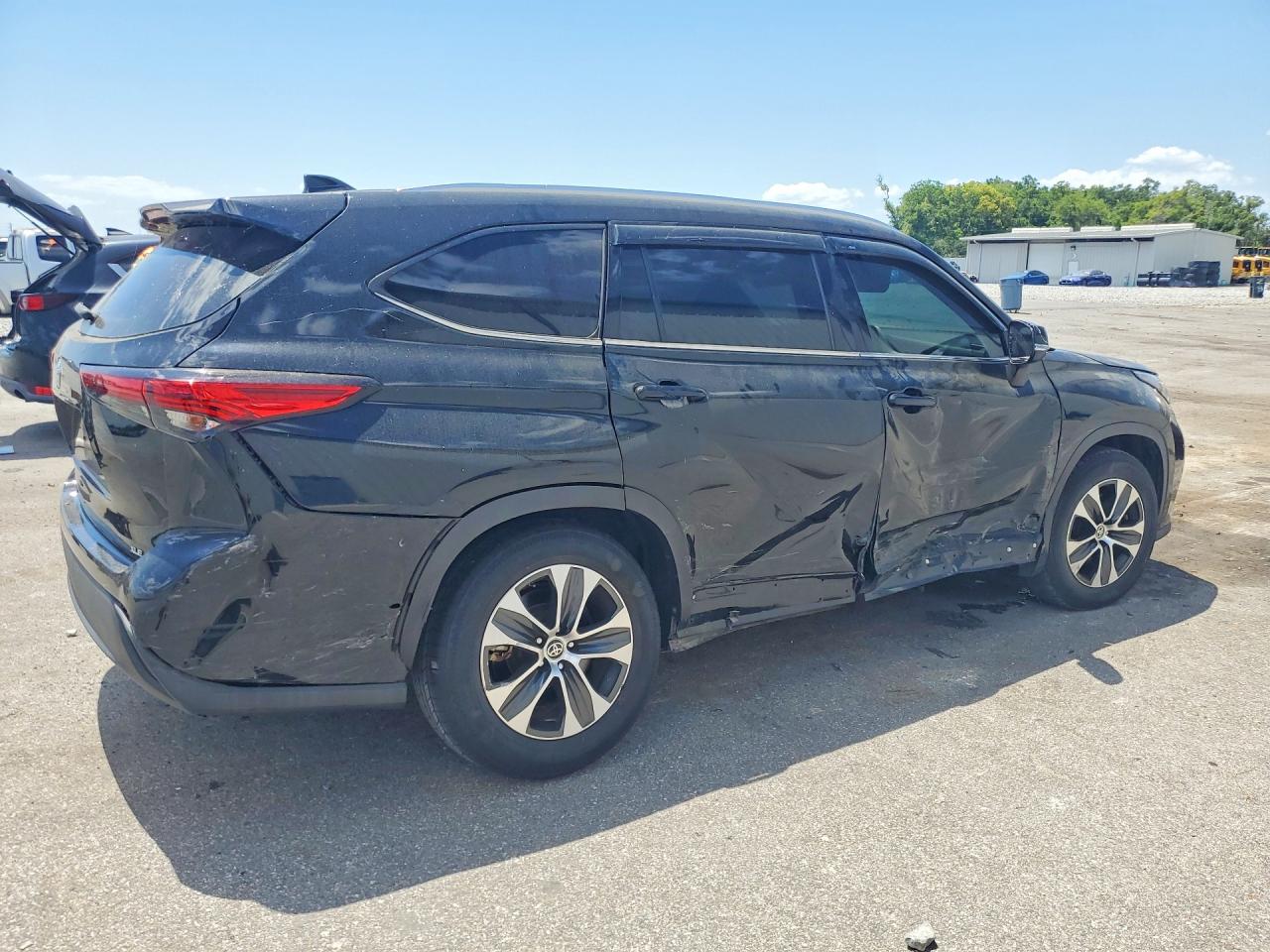 2021 TOYOTA HIGHLANDER XLE photo 5