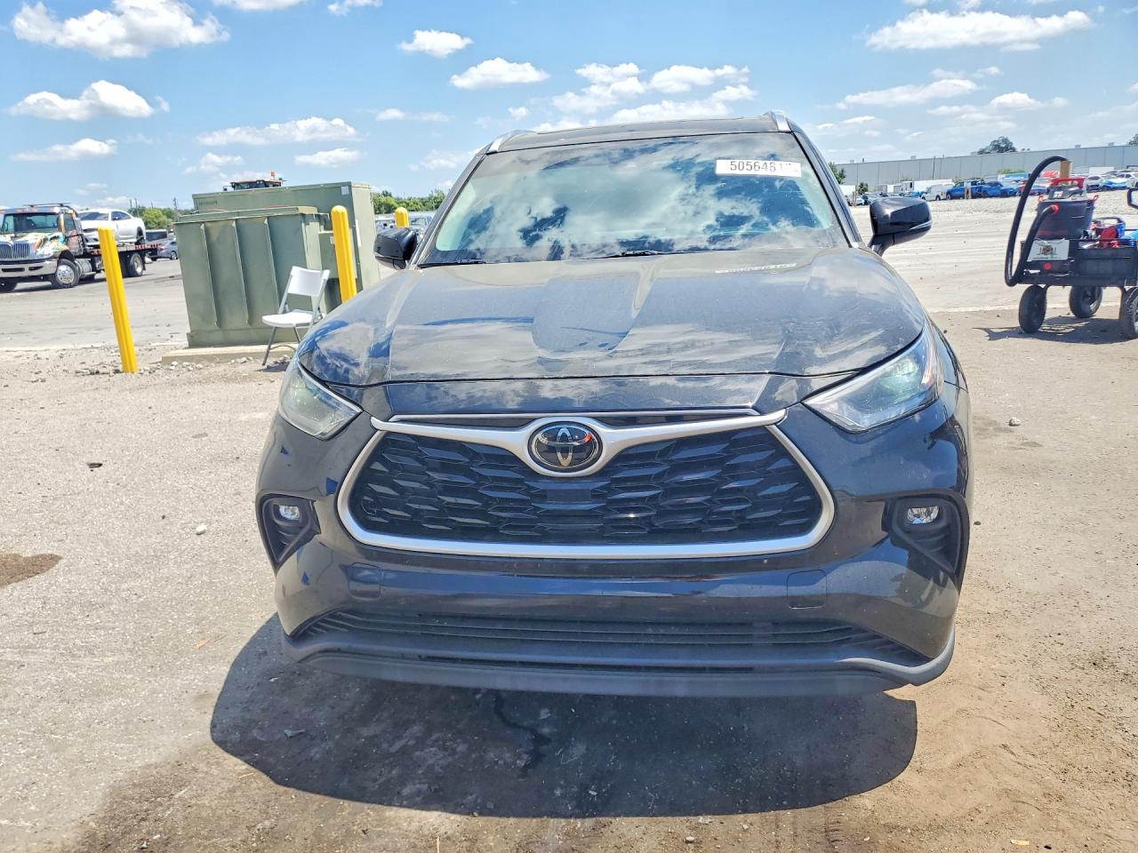 2021 TOYOTA HIGHLANDER XLE photo 9