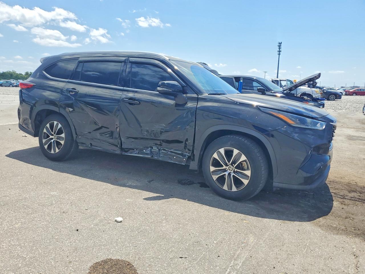 2021 TOYOTA HIGHLANDER XLE photo 7