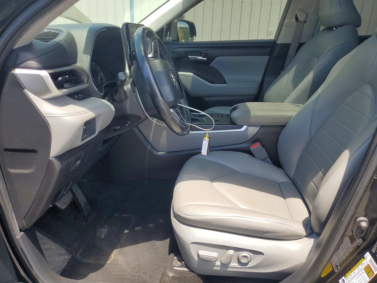 2021 TOYOTA HIGHLANDER XLE photo 13