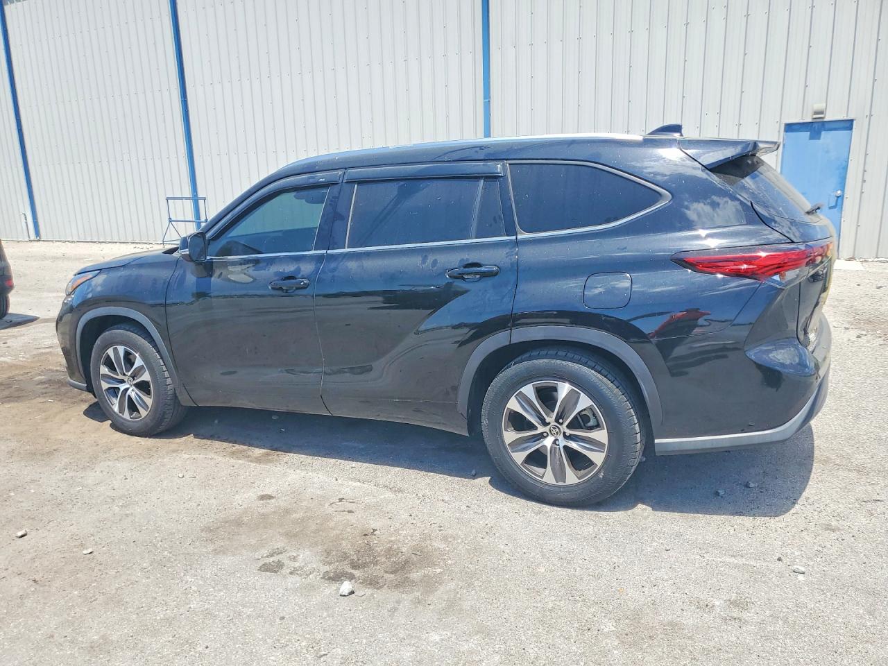 2021 TOYOTA HIGHLANDER XLE photo 3